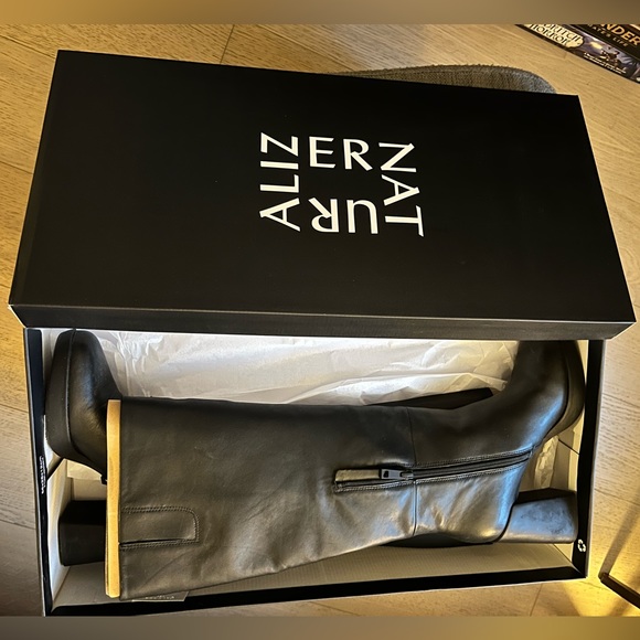 New in box LEATHER comfortable heeled boots! - Picture 1 of 17